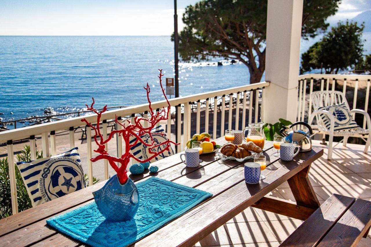 Terrazza Lungomare, E Sei In Spiaggia... 칼라고노네 외부 사진