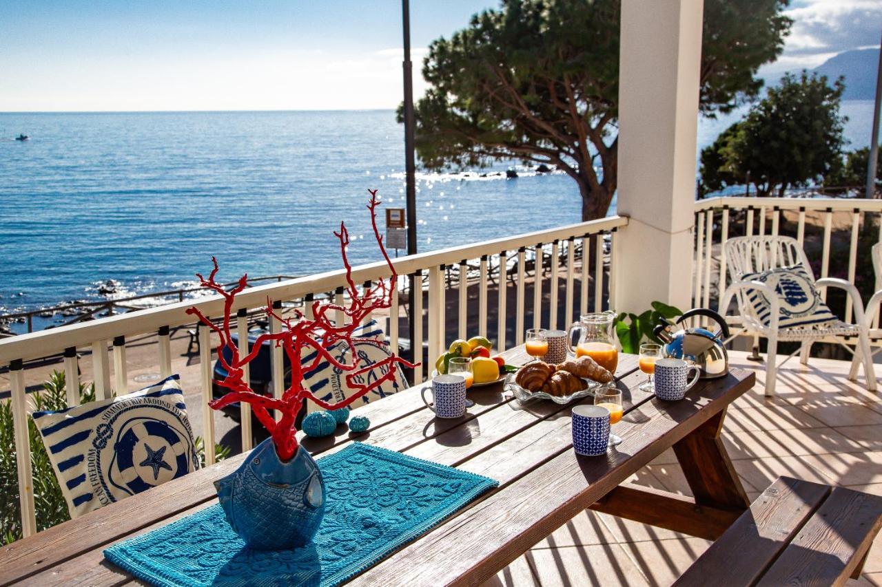 Terrazza Lungomare, E Sei In Spiaggia... 칼라고노네 외부 사진