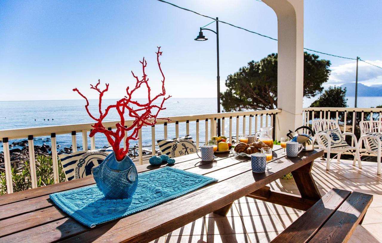 Terrazza Lungomare, E Sei In Spiaggia... 칼라고노네 외부 사진